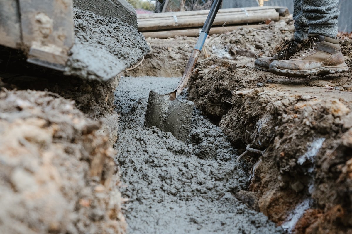 Erdarbeiten für Kanal und Straßenunterbau